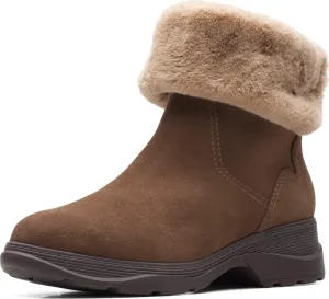 Clarks Women's Aveleigh Pull Waterproof Fashion Boot