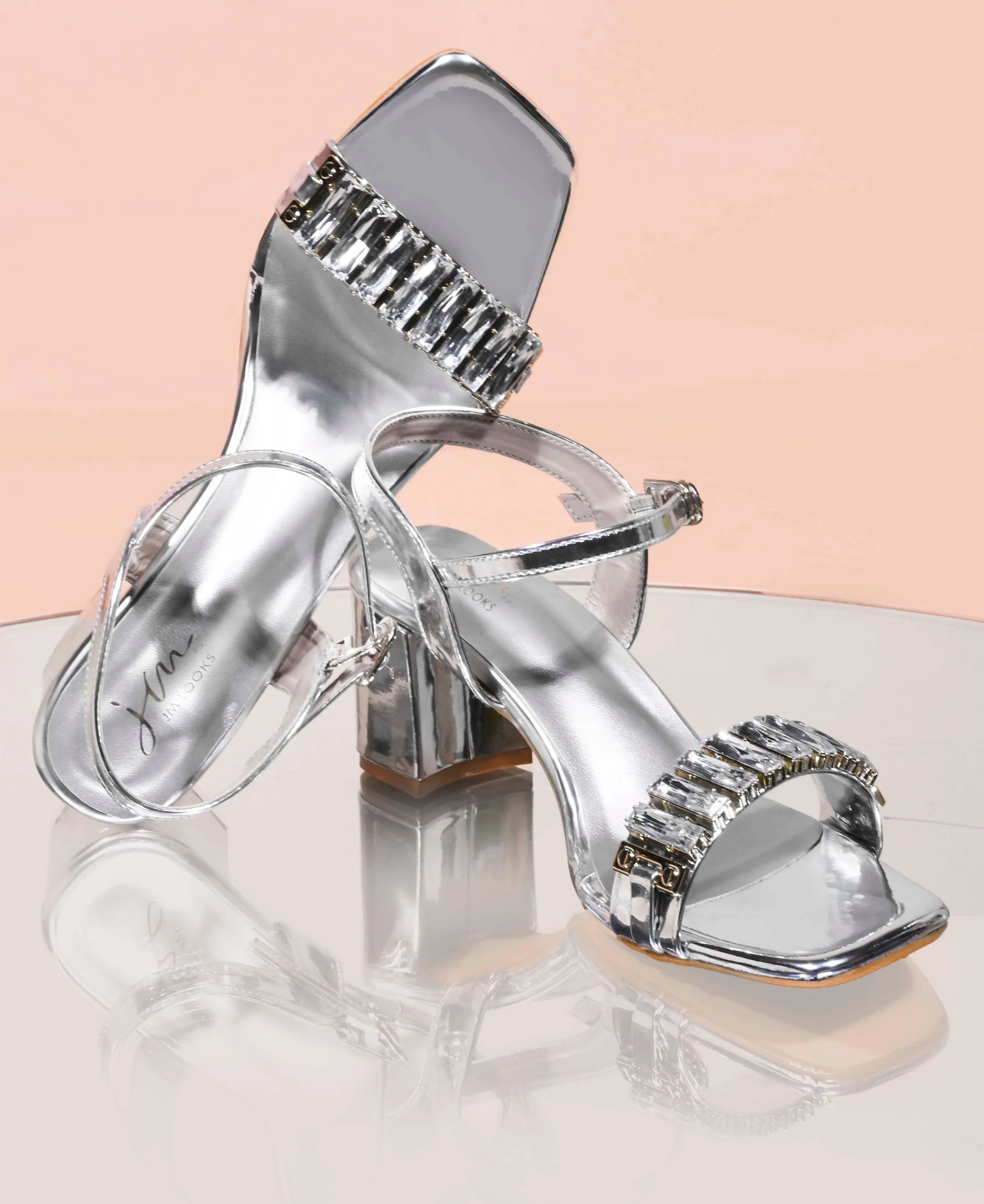 Double strap design with a sleek