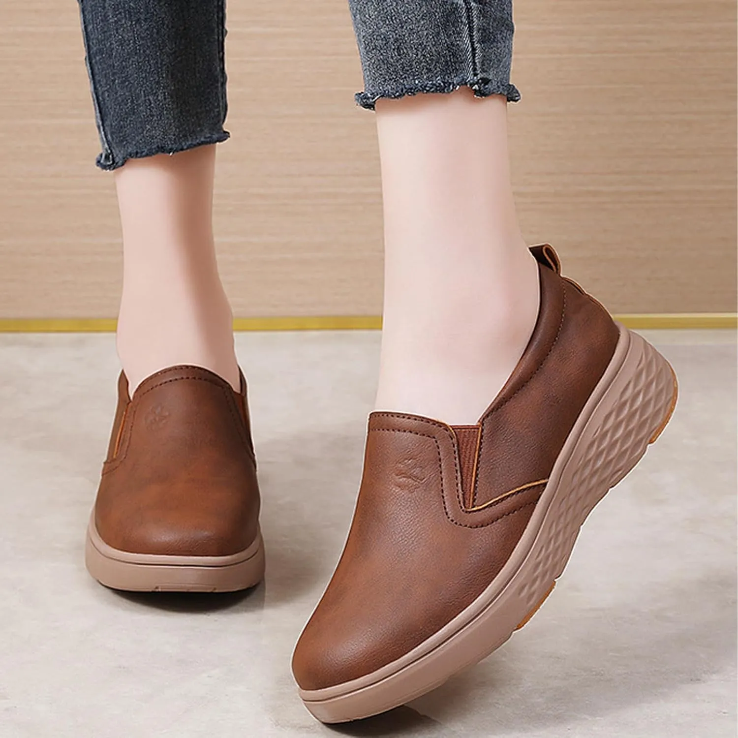 Women's Round Toe Leather Platform Loafers Comfortable Slip On Lightweight Non Slip Walking Shoes Soft Breathable Work Shopping Driving Shoes