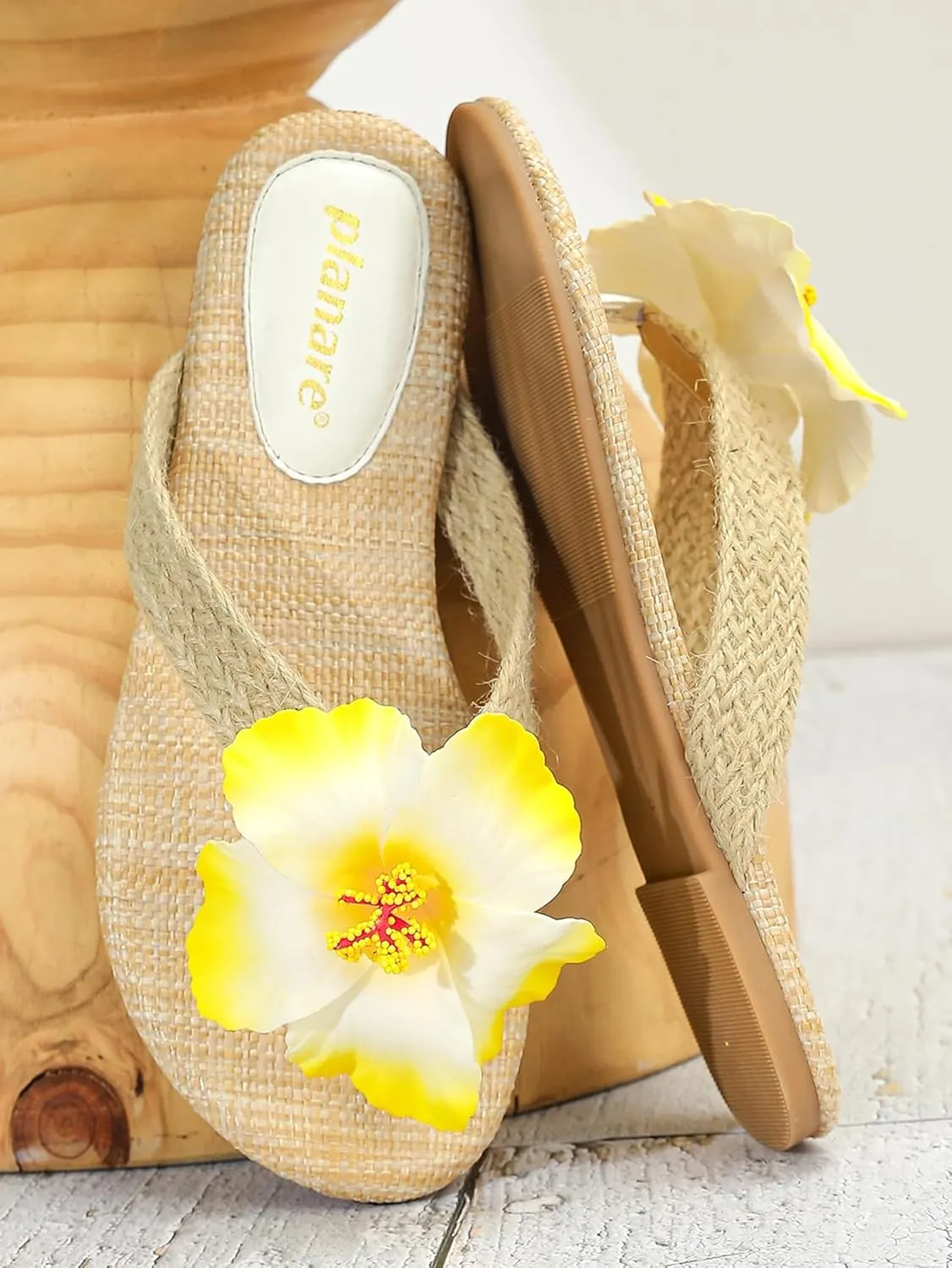 Women’s Straw Flip-Flops with Floral Decoration – Rustic Summer Sandals with Crisscross Straps – Beachwear Style for Vacations & Outdoor Strolls