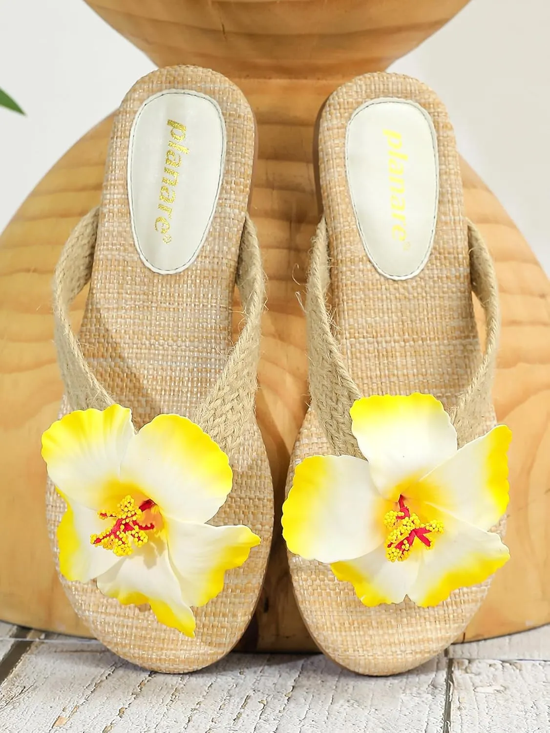Women’s Straw Flip-Flops with Floral Decoration – Rustic Summer Sandals with Crisscross Straps – Beachwear Style for Vacations & Outdoor Strolls