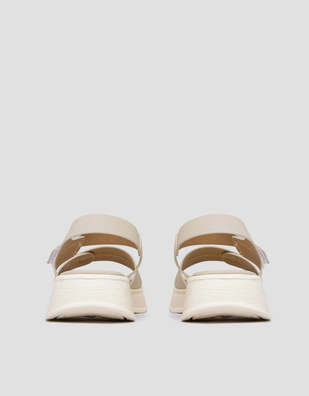 Yongki Komaladi Sepatu Sandal Wedges Wanita
