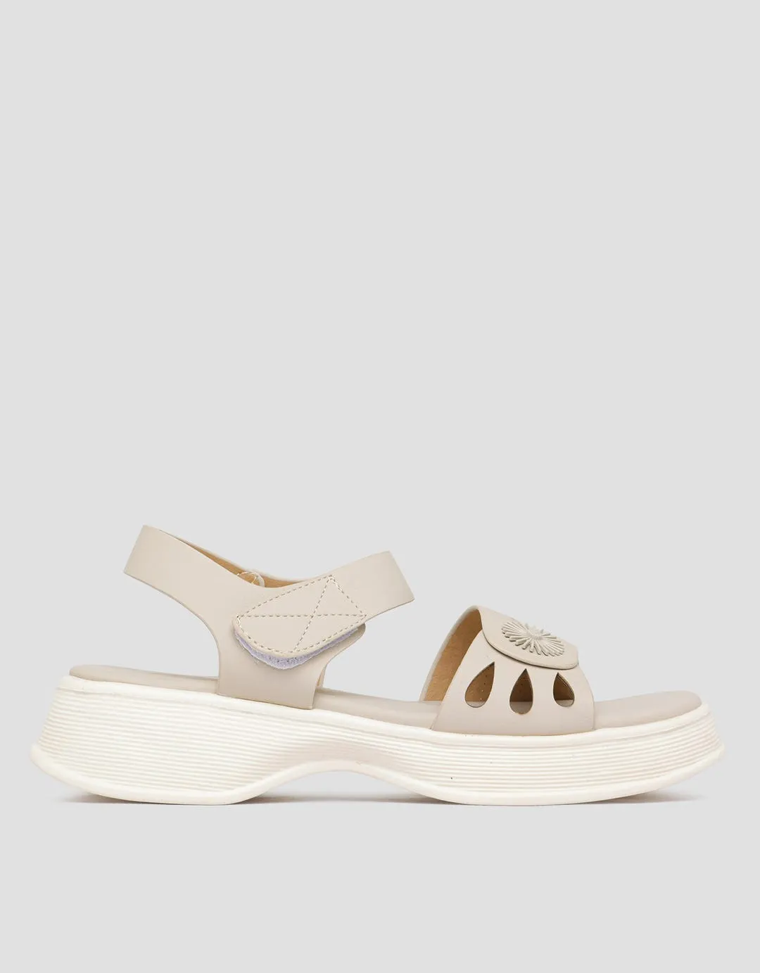 Yongki Komaladi Sepatu Sandal Wedges Wanita